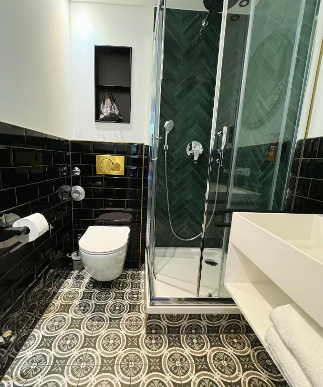 Edles Badezimmer mit dunklen Fliesen